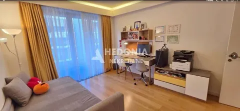 Manja spavaća soba sa krevetom, radnim stolom i izlazom na terasu. - image 9