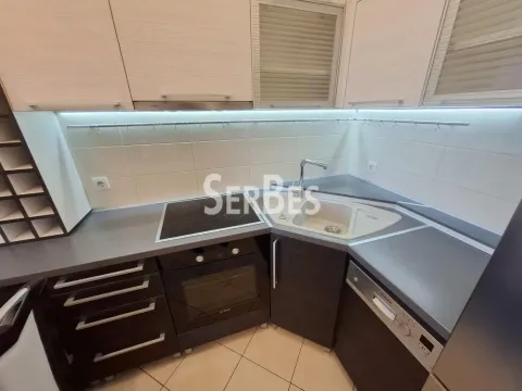 Ugaona kuhinja sa ugradnim elementima i sudoperom. - image 6