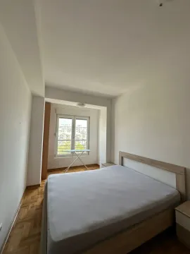 Spavaća soba sa bračnim krevetom i prozorom. - image 15
