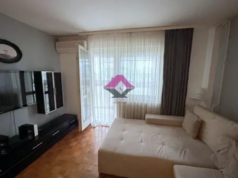 Dnevna soba sa garniturom i televizorom. - image 3