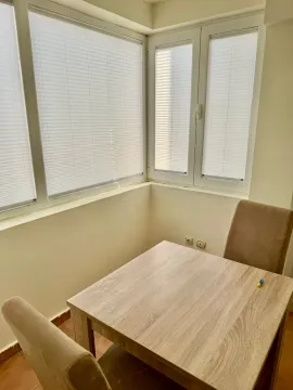 Zastakljeni balkon sa trpezarijskim stolom i stolicama. - image 7
