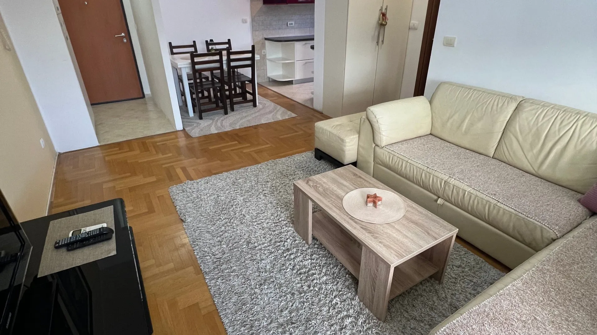 Izdavanje, jednosoban stan, 52m², Centar, Bar