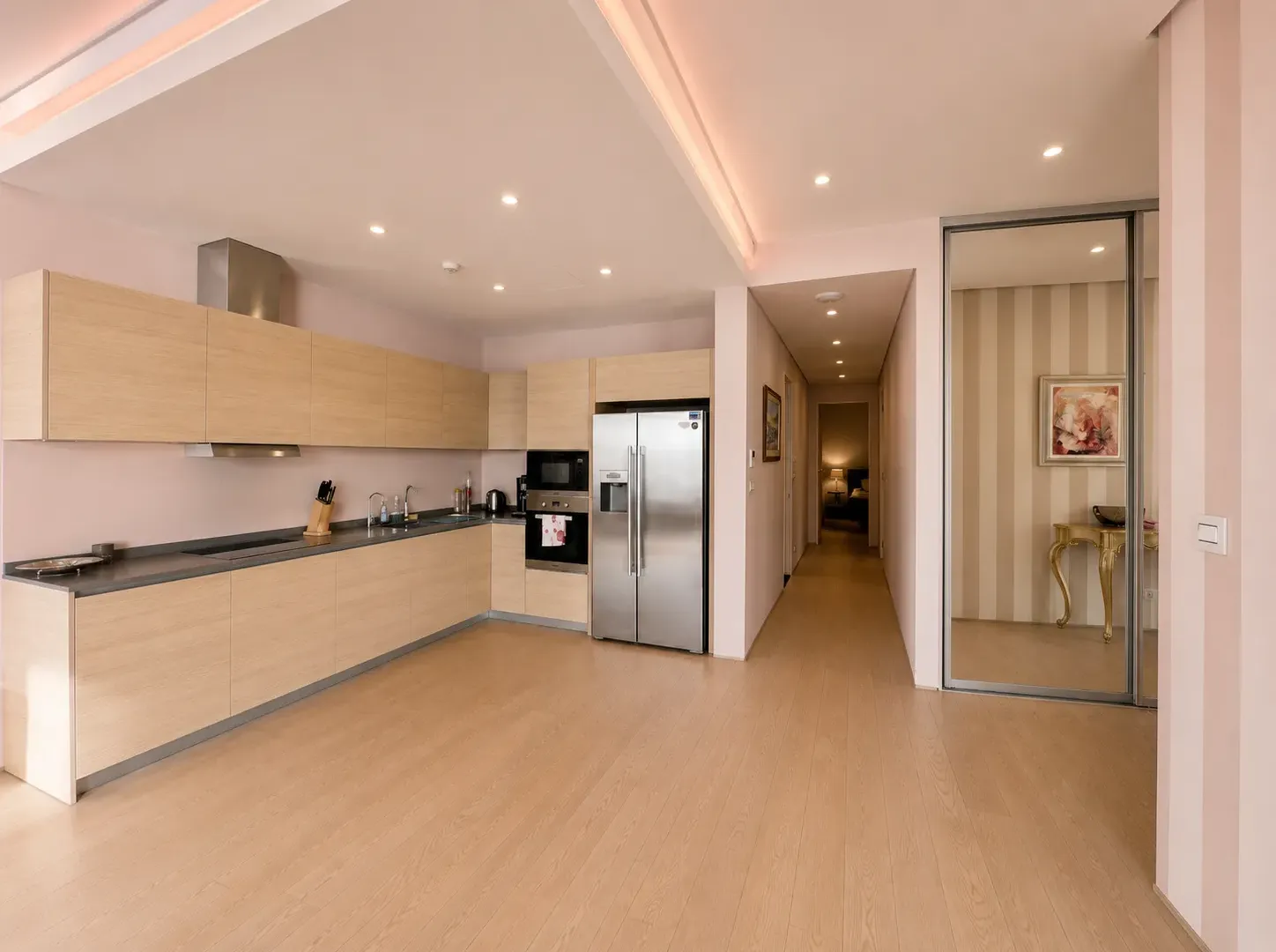 Izdavanje, dvosoban stan, 180m², Dukley Gardens, Budva