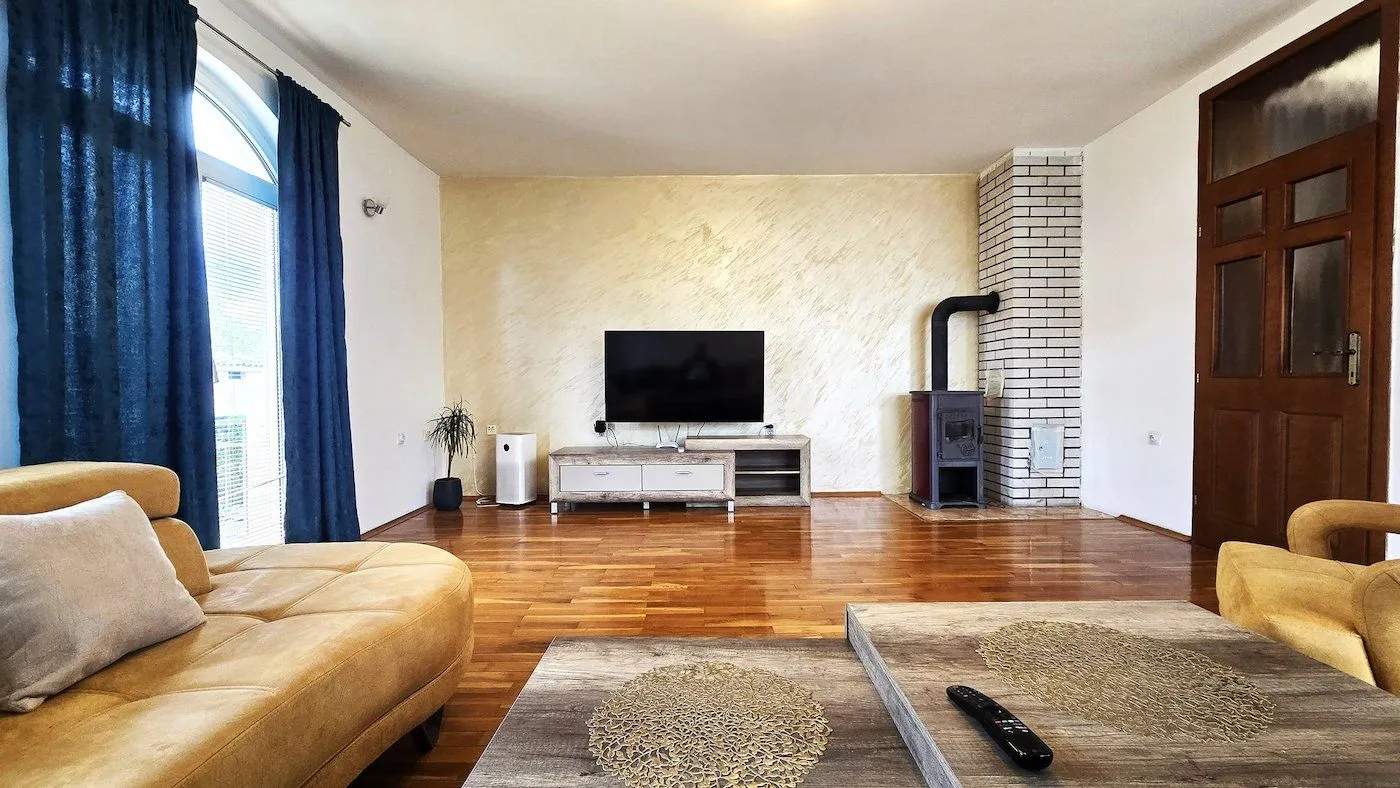 Izdavanje, kuća, 180m², Tološi, Podgorica