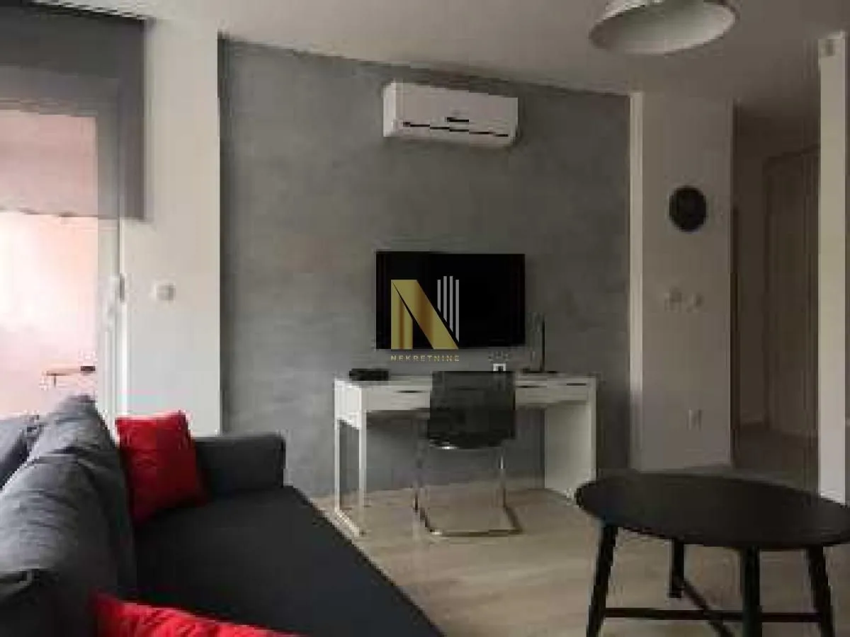 Izdavanje, dvosoban stan, 45m², Centar, Novi Sad