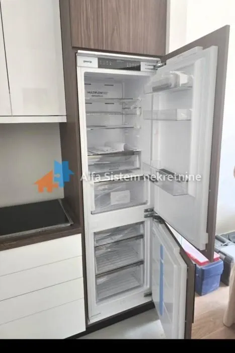 Ugradni frižider u moderno opremljenoj kuhinji.