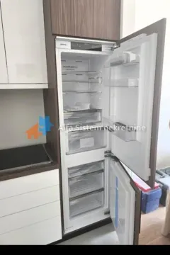 Ugradni frižider u moderno opremljenoj kuhinji. - image 6