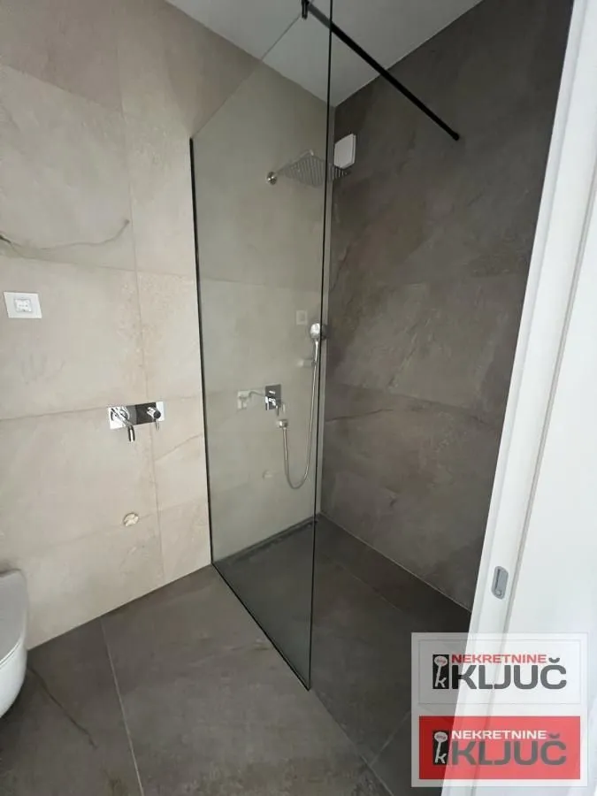 Prodaja, četvorosoban stan, 130m², Novo naselje, Novi Sad