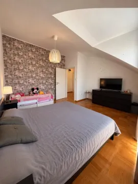 Prostrana spavaća soba sa bračnim krevetom, dečijim krevetcem i TV komodom. - image 5