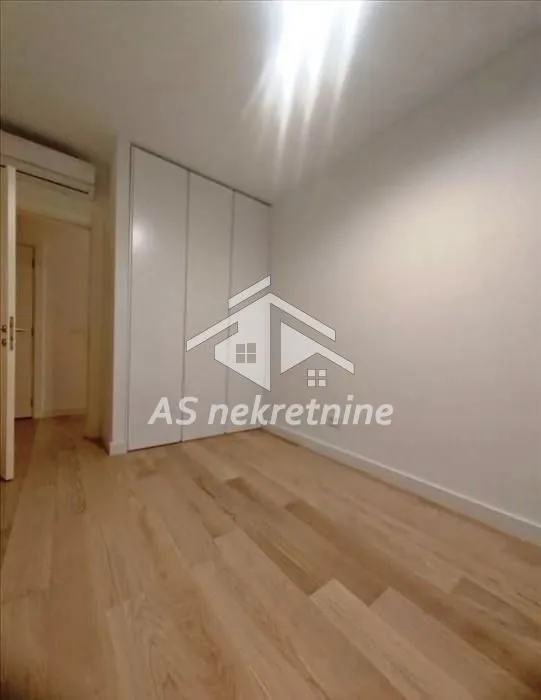 Izdavanje, četvorosoban stan, 120m², Savski Venac, Beograd