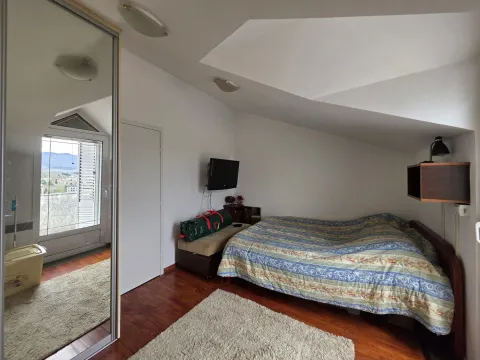 Furnished bedroom with a double bed and a mirrored wardrobe. - image 16
