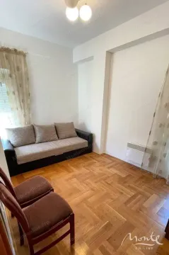 Dnevna soba sa garniturom za sjedenje i parketom. - image 9