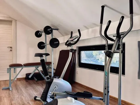 Izdavanje, trosoban stan, 130m², Tivat, Crna Gora - image 4