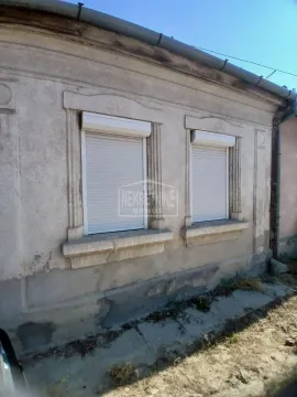 Pogled na fasadu kuće sa dva prozora sa roletnama. - image 11
