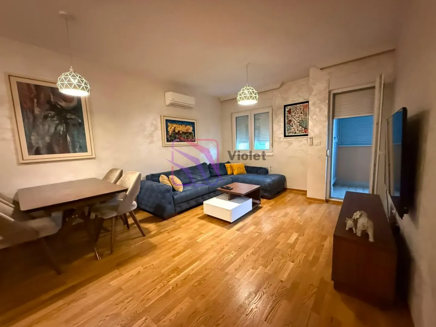 Living room with sofa, dining area, and access to the terrace.