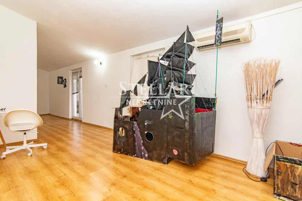 Izdavanje, kuća, 250m², Zagorič, Podgorica