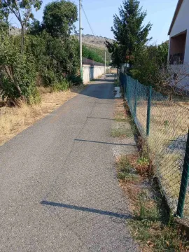 Asfaltirani prilazni put do imanja sa ogradom. - image 4