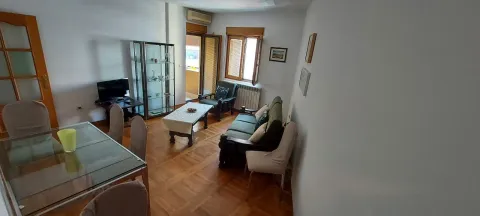 Svijetla dnevna soba sa trpezarijskim stolom i izlazom na balkon. - image 25