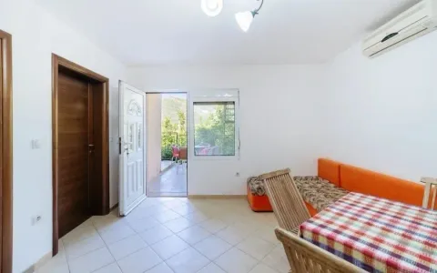 Dnevna soba sa trpezarijom i izlazom na terasu. - image 10