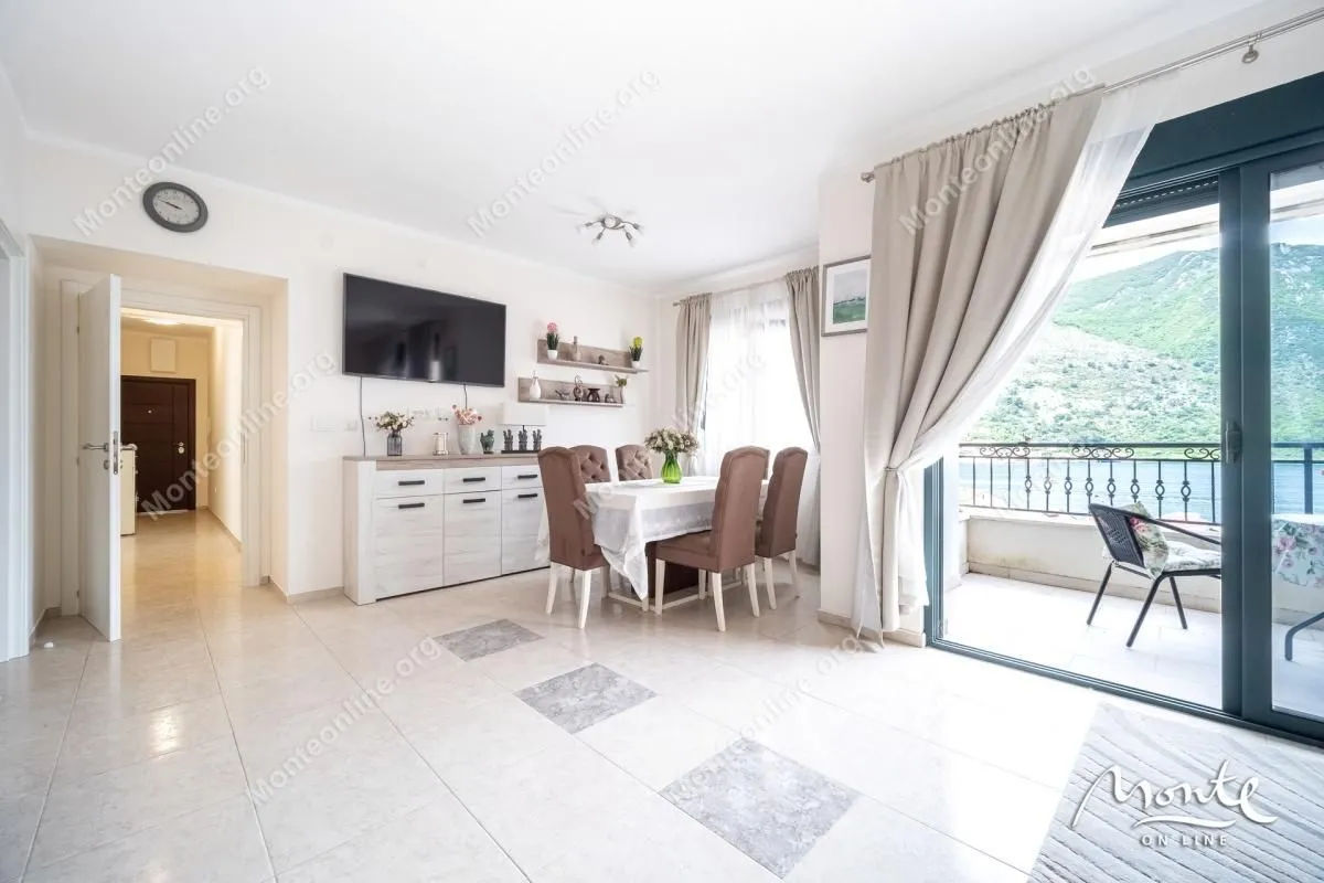 Prodaja, dvosoban stan, 109m², Dobrota, Kotor
