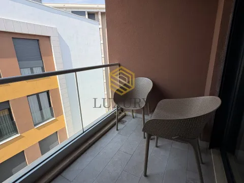 Namtještena terasa sa stolicama i pogledom na zgrade. - image 11
