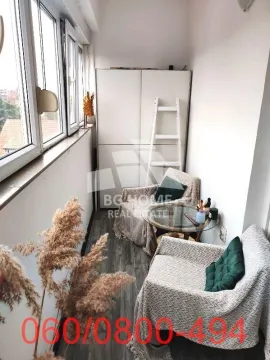 Zastakljeni balkon sa garniturom za sedenje i ormarom. - image 11