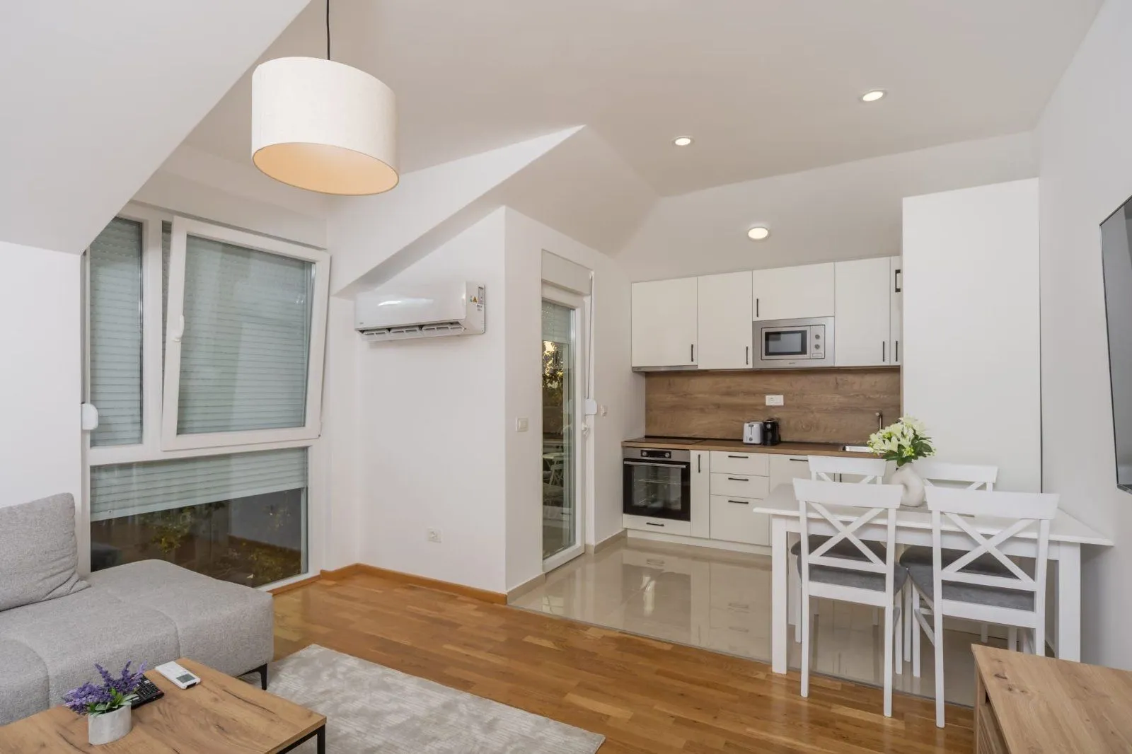 Izdavanje, dvosoban stan, 63m², Stari Aerodrom, Podgorica