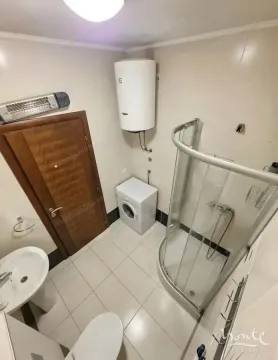 Kupatilo sa tuš kabinom, umivaonikom, WC šoljom, bojlerom i mašinom za veš. - image 2