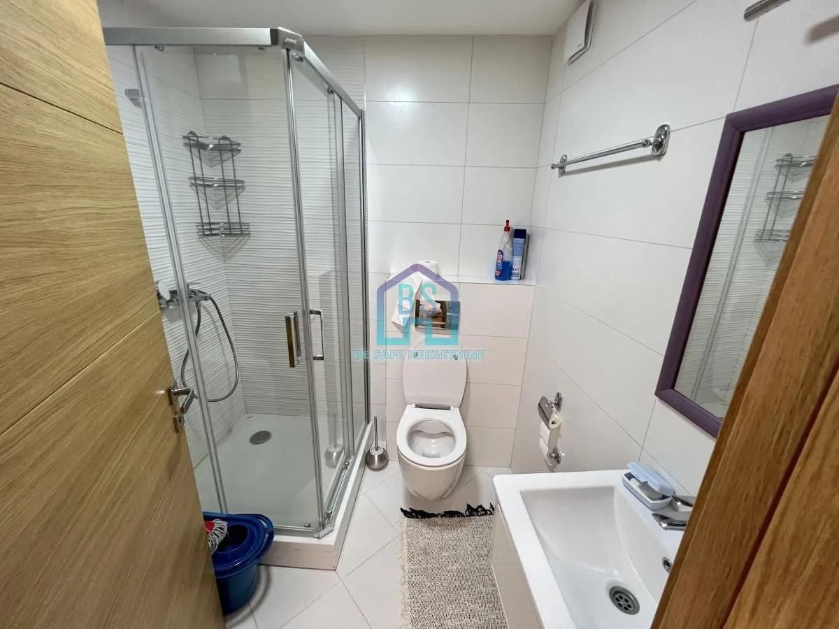 Bathroom equipped with a shower cabin, washbasin, and toilet.