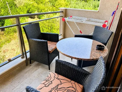 Namješten balkon sa stolom i stolicama i pogledom na prirodu. - image 7