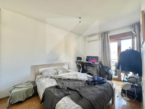 Spavaća soba sa bračnim krevetom i radnim stolom. - image 4