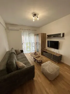 Furnished living room with sofa, TV and access to the terrace. - image 6