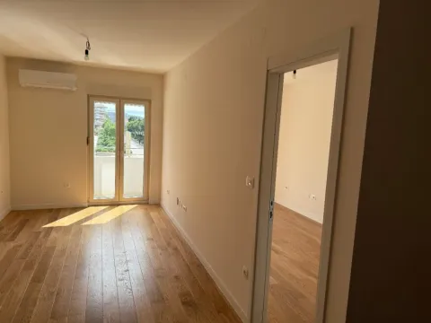 Izdavanje, jednosoban stan, 43m², Central Point, Podgorica - image 3