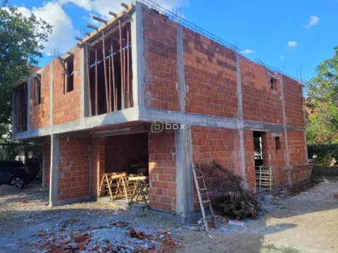 Pogled na nedovršenu kuću u izgradnji sa betonskom konstrukcijom i ciglom. - image 5