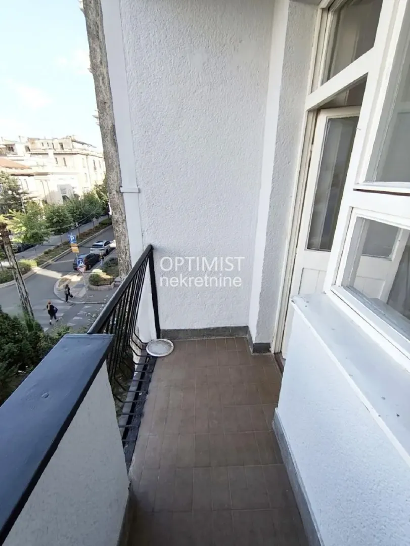 Manji balkon sa pogledom na ulicu i okolne zgrade.