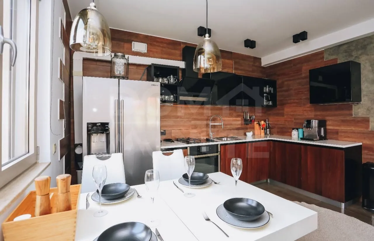 Izdavanje, dvosoban stan, 80m², Tivat, Crna Gora