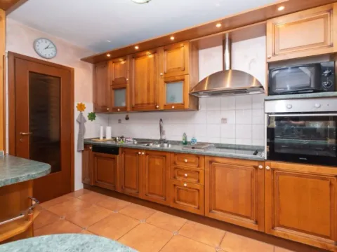 Izdavanje, stan, 200m², Gorica C, Podgorica - image 9