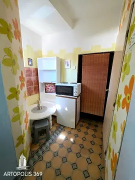 Manja kuhinja sa trpezarijskim stolom i šporetom. - image 6