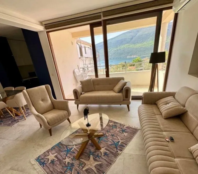Izdavanje, dvosoban stan, 75m², Đenovići, Herceg Novi