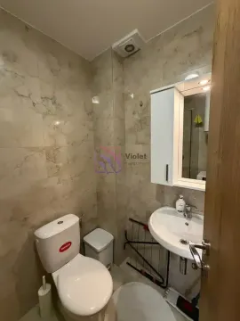 Manje kupatilo sa sanitarijama, umivaonikom i zidnim ormarićem sa ogledalom. - image 5