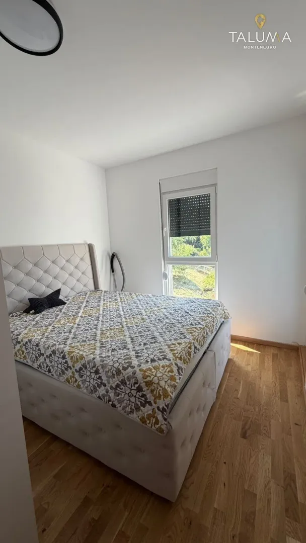 Bedroom with a double bed and a window overlooking nature.