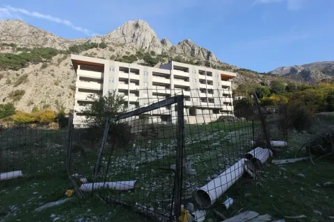 Vanjski izgled nove stambene zgrade u podnožju planine. - image 14