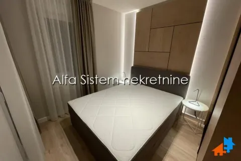 Moderna spavaća soba sa bračnim krevetom i drvenom zidnom oblogom. - image 4
