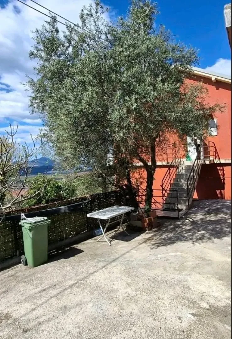 Izdavanje, dvosoban stan, 70m², Radanovići, Kotor