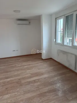 Prazna soba sa laminatom i belim zidovima. - image 3