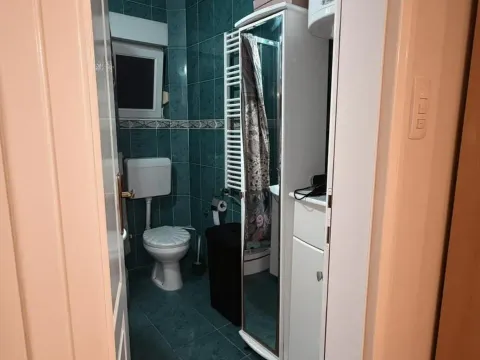 Izdavanje, četvorosoban stan, 120m², Škaljari, Kotor - image 12