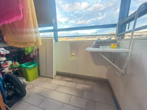 Manji zatvoreni balkon sa neredom i stvari za odlaganje. - image 6