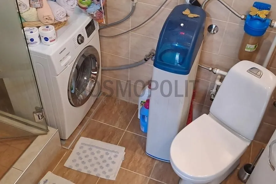 Kupatilo opremljeno sanitarijama i veš mašinom.