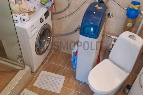 Kupatilo opremljeno sanitarijama i veš mašinom. - image 13