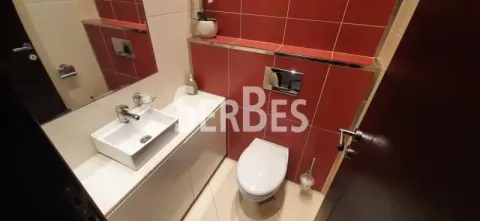 Manje kupatilo sa umivaonikom i wc šoljom, obloženo crvenim i belim pločicama. - image 14
